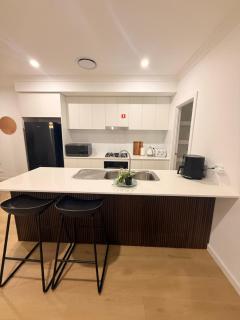 Modern 3 Bedroom Retreat in Gillieston Heights - 1