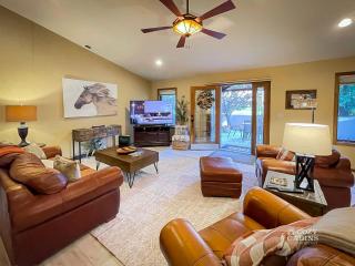 Mountain Home Vibes Three Bedroom One Level - 9