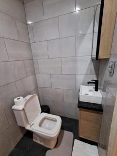 Modern 2BR Apt with Kitchen FAST WIFI AC in North Paramaribo - 8