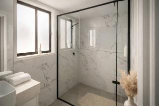 Luxe 4BR in Mermaid Waters - Views and Waterfront Bliss - 2