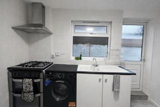 4-Bed House in Enfield- Sleeps 8- Private garden - 9