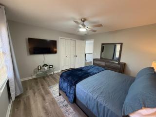Luxury 4BR Retreat PS5 Massage Chair Renovated - 7