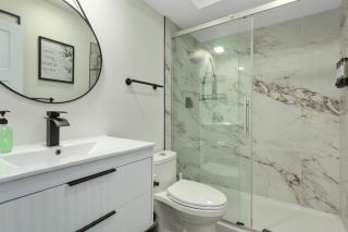 Beautiful Overland Park 3 King Bed Modern Getaway - 3