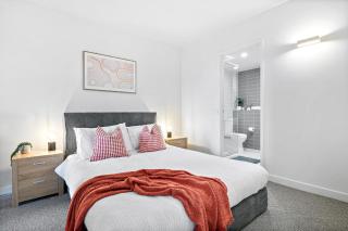 Luxury 2BR CBD Near Marvel Stadium Pool and Gym - 2