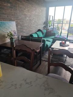 Stylish Brunswick Apartment - Free Wi-Fi - 1