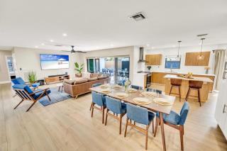 Open Concept Bungalow Walk to Beach Lush Neighborhood Pearl Key - 8