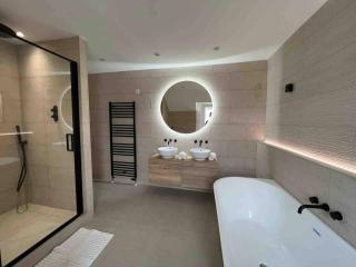 Ashley House Contemporary 4 Bedroom Stay for 13 - 8