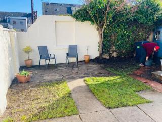 Ashley House Contemporary 4 Bedroom Stay for 13 - 2