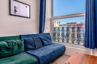 Artful flat with skyline view, Stokes Croft - 9