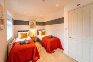 4 Bed House - Cheltenham & Gloucester - Sleeps 8 - 4