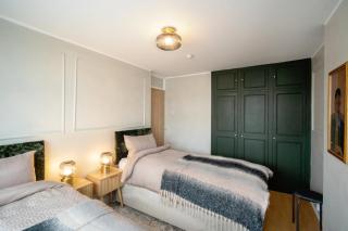 4BR Home and Parking with CCTV Contractors & Family - 1