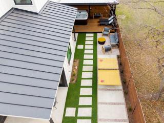 Austin Ember House with Hot Tub & Pit - 0