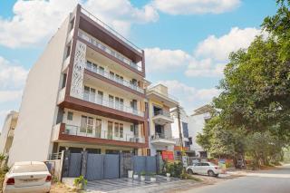 Hotel Golden Place 371 Few meter away Medanta Medicity Sector 38 - 0