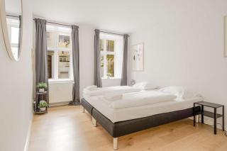 Brand New Aparment By the Lakes - 9