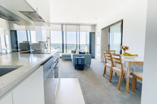 Stunning Belconnen apartment with panoramic views and pool gym access - 9