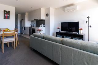 Stunning Belconnen apartment with panoramic views and pool gym access - 1