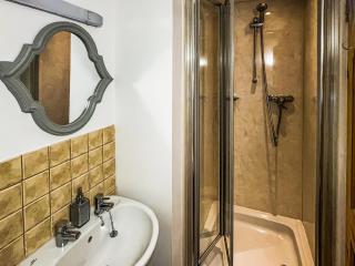 Sherwood House Apartment 3 - 4