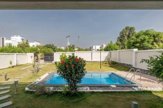 JhilMil Pool Villa by StayJade 2BHK Lawn Pool - 6