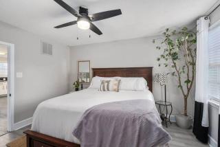 Quaint house, king bed 2min from down town - 6