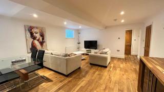 No1 - The Marilyn, Executive Flat Town Centre - 9