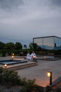 Luxury Mirrored Cabin with Hot Tub & Sauna - 7