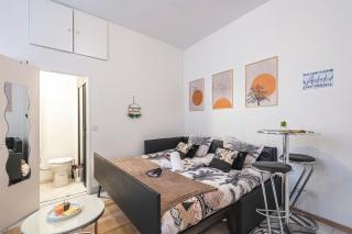 cozy apartment in city , free wifi ,coffe shops downstairs - 1