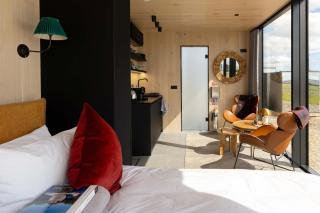 Luxury Mirrored Cabin with Sauna & Plunge Pool - 0