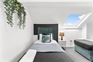 Perfect Booking 4 Bed Home in Sheffield - 1