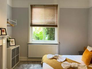 Spacious Victorian for 10 across Royal Infirmary - 4