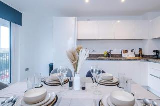 Modern 2 Bed Apartment With Balcony By Host A Home - 9