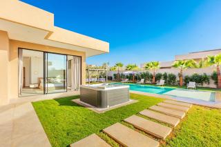 Beautiful Villa 15 min Center, Jacuzzi, Padel - 4