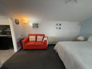 The Garden Suite Holt - 4