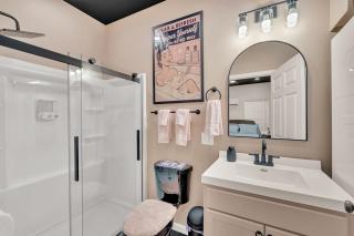 DooWop Den 50s Vibe Hot Tub - 2