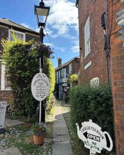 Location Spacious Character Flat in Central Rye - 1