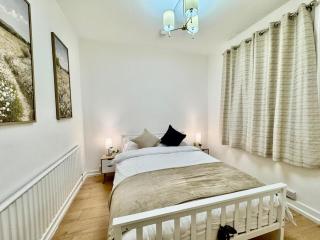 Spacious 5 Bed House By Tottenham Stadium - 3