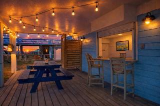 The Lone Star - Hangout Outdoor Bar, Near Marina & Restaurants! - Galveston - 9