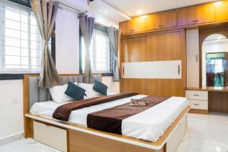 Zythum Jacuzzi Roof Top Movie Room by Homeyhuts - 8