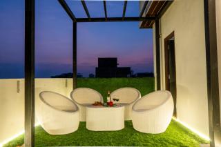 Zythum Jacuzzi Roof Top Movie Room by Homeyhuts - 6