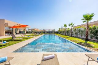 Chic Villa Jacuzzi and Green Space - 8