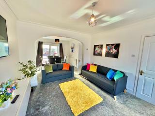 Relaxing Three Bedroom with Hot Tub and Parking - Close to Bournemouth Beach - Sleeps 6 - 8