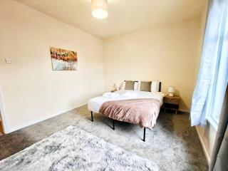 Spacious 2BR Home in Radcliffe - With Parking - 8