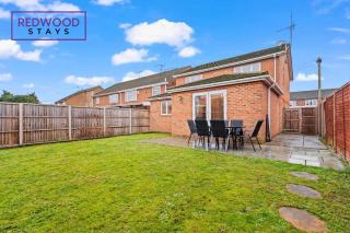 BRAND NEW! Spacious & Modern Serviced Home - 3x Free Parking - by Redwood Stays - 7