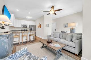 Hidden Lake Condos 222, short walk to Gulf Place! - 2