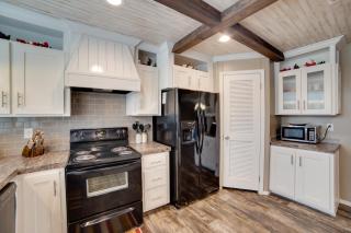 Steps to WES Arena Pet-Friendly Cabin with Deck! - 6