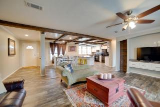 Steps to WES Arena Pet-Friendly Cabin with Deck! - 1