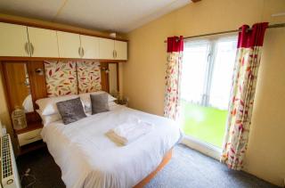MP503 - Camber Sands Holiday Park - Sleeps 8 - Large Gated Decking - Amazing views - 3
