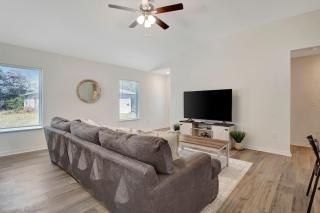 Cozy Beach Retreat Sleeps 10 and Pet Friendly - 7