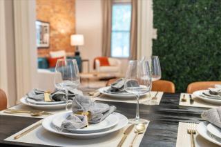 4 mins to Convention Center-Street Parking - 6