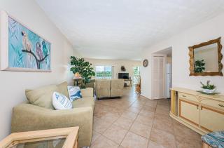 Beach Yacht Club Waterfront Apt - 2