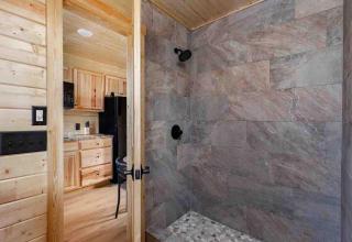 Unique Cabin studio in Heart of the tri cities - 2